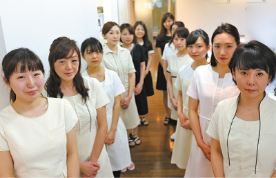一般処置からインプラント・審美・矯正まで。 専門的で高度な治療に対応できる国家資格を取得している歯科衛生士がそろっているのも特徴。